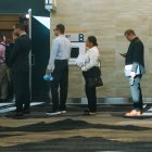 Postulantes. Personas esperan en fila en una feria de empleo organizada por ICE en el Centro de Convenciones del Valle de Utah, en Provo, Utah, en septiembre de 2025.