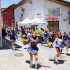Con un desfile de las bastoneras y banda de paz inició la segunda edición de la Feria de San Blas - La Tola con la Ruta León.