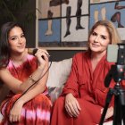 Sobrina y tía, con 30 años de diferencia, comparten risas y complicidad al lanzar su proyecto juntas.