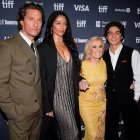 Matthew McConaughey junto a su esposa Camila, su mamá Kay y su hijo Levi