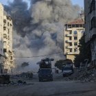 El humo se eleva en la Torre de La Meca tras un ataque aéreo israelí.