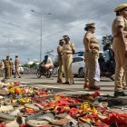 Al menos 38 personas murieron, entre ellas 16 mujeres y ocho niños, y más de 150 resultaron heridas tras una estampida ocurrida el sábado por la noche durante un masivo mitin político en el sur de la India, informaron este domingo fuentes oficiales. La tragedia tuvo lugar en la localidad de Karur, en el estado de Tamil Nadu (sur), durante un acto de campaña del popular actor reconvertido en político Vijay. EFE/RAGUL KRISHNAN