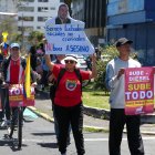 Personas a favor de la despenalización del aborto participan en una manifestación este domingo, en Quito (Ecuador).