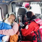 Un niño de 2 años con quemaduras graves fue trasladado de Ibarra a Quito mediante traslado aeromédico coordinado por ECU911, Bomberos y IESS.