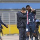 Franklin Carabalí (d) y el técnico Juan Carlos Pérez reflejan la impotencia por el 5-0 que además dejó la expulsión de dos jugadores, entre ellos Carabalí.