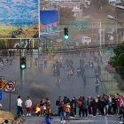 Fotografía del 24 de septiembre de 2025 de personas bloqueando una vía durante una manifestación, en Otavalo (Ecuador).