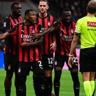 Pervis Estupiñán (i) reclamó la expulsión al árbitro en AC Milan vs Napoli.
