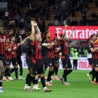 Jugadores de AC Milan festejaron la victoria 2-1 ante Napoli en San Siro.