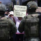 Personas se manifiestan a las afueras del Coliseo de Otavalo este 24 de septiembre de 2025, durante un evento presidencial, en Otavalo (Ecuador).