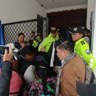 Representantes de la FOA llegaron a la Gobernación de Azuay para entregar documetos legales que respaldarían la revocatoria del proyecto Loma Larga.