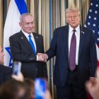 El presidente Donald Trump estrecha la mano del primer ministro israelí, Benjamin Netanyahu, tras hablar en una conferencia de prensa en la Casa Blanca, el 29 de septiembre de 2025.