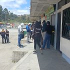 Policías inspeccionan encomiendas en el terminal terrestre de Loja durante operativo de incautación de explosivos.