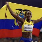 La deportista guayaquileña muestra la bandera tricolor luego de ganar la prueba de 100 mts planos en Nueva Delhi.