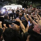 El presidente de Argentina, Javier Milei (izq.), llega a un mitin político al aire libre en el Parque Sarmiento en Córdoba, Argentina, el 19 de septiembre de 2025.