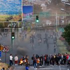 Fotografía del 24 de septiembre de 2025 de personas bloqueando una vía durante una manifestación, en Otavalo (Ecuador).