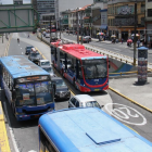 Desde el 31 de marzo 2025 empezaron a circular los 60 nuevos trolebuses eléctricos, en Quito. El resto de buses urbanos funcionan con diésel.