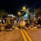 La jornada de ayer cerró con nuevos bloqueos en las vías.