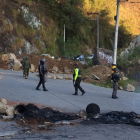 ECU 911 informó que los comuneros descargaron tierra.