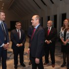 El nuevo embajador de Canadá en Ecuador, Craig Kowalik, conversa con el cónsul de Estados Unidos, de Guayaquil, Erik Martini.