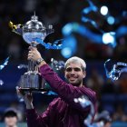 Carlos Alcaraz con el título que ganó en el Torneo de Tokio.