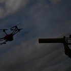 Un soldado de las fuerzas armadas alemanas, Bundeswehr, demuestra el uso de un bloqueador de drones portátil HP 47 durante un ejercicio de defensa con drones.