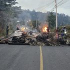 Con llantas y ramas de árboles se interrumpió el paso por la Intervalles.