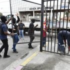 Algunas rejas han sido retiradas por falta de permisos.