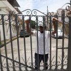 Hay polémica en los vecindarios por la instalación de rejas.