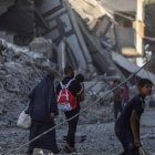 Palestinos inspeccionan las viviendas destruidas tras un ataque aéreo israelí durante una operación militar israelí en la Franja de Gaza, el 30 de septiembre de 2025.