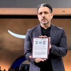 El vicepresidente de Amazon, Panos Panay, muestra un Kindle Scribe Colorsoft.