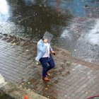 Fuertes lluvias acompañadas de granizo sorprendieron a distintos sectores de Quito.