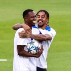 Willian Pacho se alista para comandar la defensa del PSG en su visita al Barcelona.