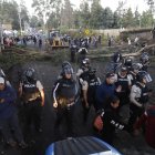 Policía Nacional corta troncos para despejar rutas hacia el norte del país