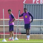 GRAFCAT2512. SANT JOAN DESPÍ (BARCELONA), 30/09/2025.- Los jugadores del FC Barcelona, Pedri González y Marcus Rashford (d), durante el entrenamiento que el equipo azulgrana ha realizado este martes en la ciudad deportiva Joan Gamper para preparar el partido de Liga de Campeones que mañana disputarán ante el PSG en el Estadi Olímpic Lluis Companys. EFE/Alejandro García