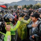 Manifestantes discuten con policías durante una protesta contra el presidente Daniel Noboa, este martes 30 de septiembre en Quito.