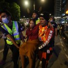 Rescatistas llevan a una mujer herida después de un terremoto en la ciudad de Ilo-Ilo, Filipinas, este martes 30 de septiembre de 2025.