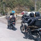 Personal policial acudió hasta la zona de protesta en Molleturo, parroquia de Cuenca, este martes 30 de septiembre.