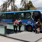 Representantes del transporte público de Quito analizan propuestas tras el alza del diésel.