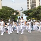 El desfile estudiantil abre las fiestas octubrinas en Guayaquil.