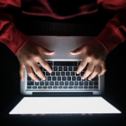 Estafadores usan la IA para engañar a la gente y robar datos.