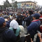 Comunidades indígenas de Cayambe se congregan en el parque central para continuar con la movilización, que ya cumple diez días de paro.