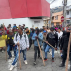 Comuneros bloquearon la Panamericana en Alausí y retuvieron a dos policías de tránsito durante las manifestaciones, en medio de reclamos por el hospital y la vía de la zona.