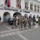 Policía y militares mantienen resguardo permanente en la Gobernación de Cotopaxi, sede temporal del Ejecutivo en Latacunga.