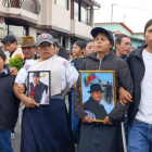 María Lucila Guitarra (centro), esposa de Efraín Fuerez, quien murió acribillado por fuerzas militares, según la Conaie. Otra es la posición del Gobierno.
