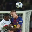 Willian Pacho, defensor del PSG, pelea un balón aéreo contra Dani Olmo, volante ofensivo del Barcelona.