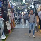 Los comerciantes de la plaza de la ropa señalan que desde hace ocho días bajaron sus ventas.