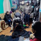 Durante el operativo ejecutado con la Policía, se allanaron 5 inmuebles y se levantaron indicios como: partes de autos, ropa y zapatos que habrían utilizado en los atracos.