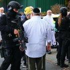 Dos personas murieron y tres resultaron heridas en un incidente de atropello y apuñalamiento con un coche frente a una sinagoga en Manchester, noroeste de Inglaterra, este jueves 2 de octubre.