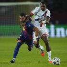 Willian Pacho (D), de PSG, sobre la marca al delantero del FC Barcelona, Ferrán Torres en Champions League.