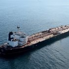 Esta fotografía aérea, tomada el 1 de octubre de 2025 frente a la costa del puerto francés de Saint-Nazaire, muestra el petrolero Boracay.